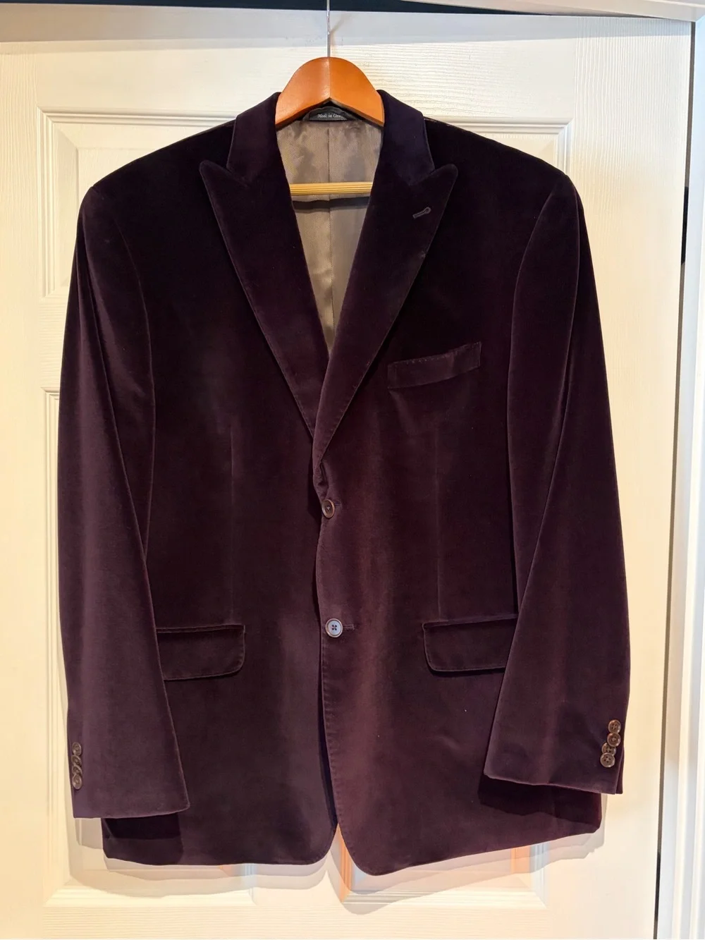 New Never Worn Men's Tailored Burgundy Purple Velvet Blazer - Classic Modern Fit